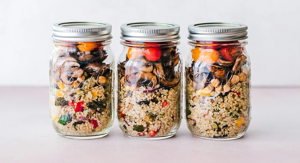 Vaša nova omiljena salata iz tegle sa crvenom kinoom i pečurkama